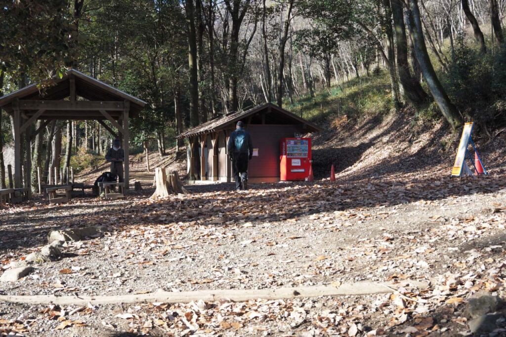日和田山登山口のトイレと自販機