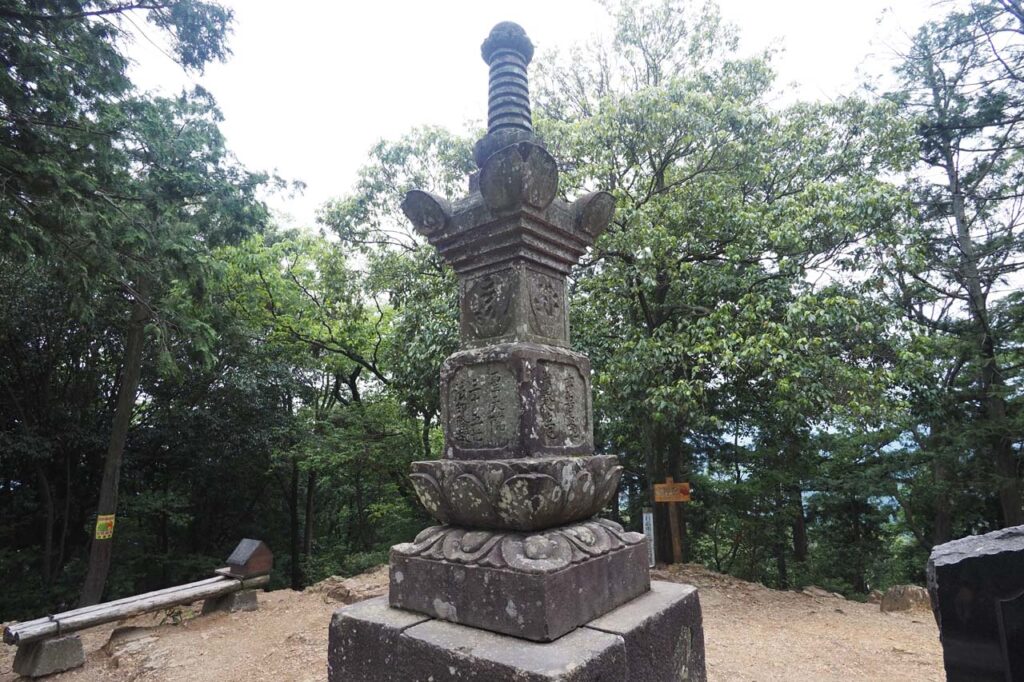 日和田山頂の宝篋印塔