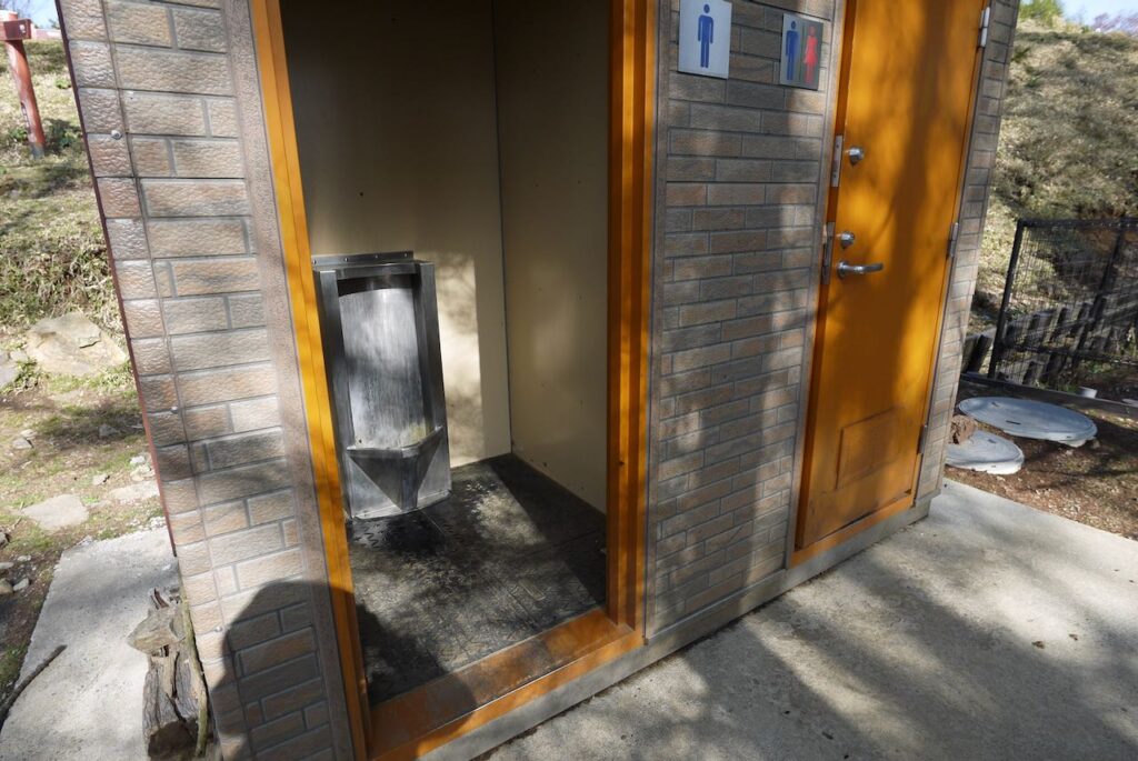 雲取山避難小屋のトイレ