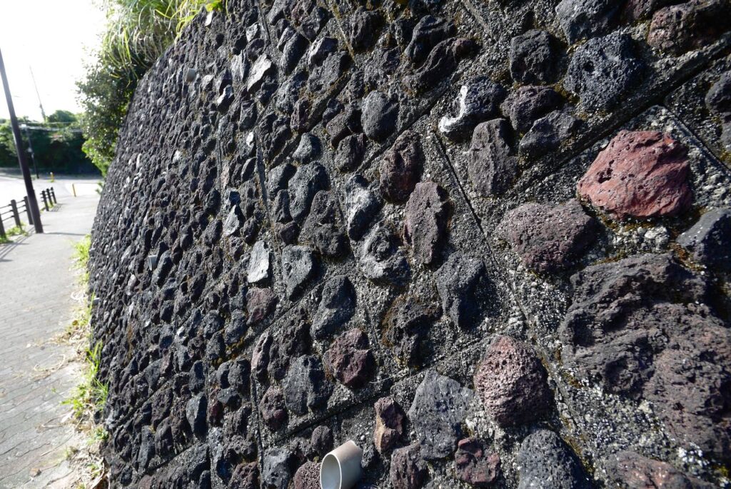 溶岩石を有効利用した石壁