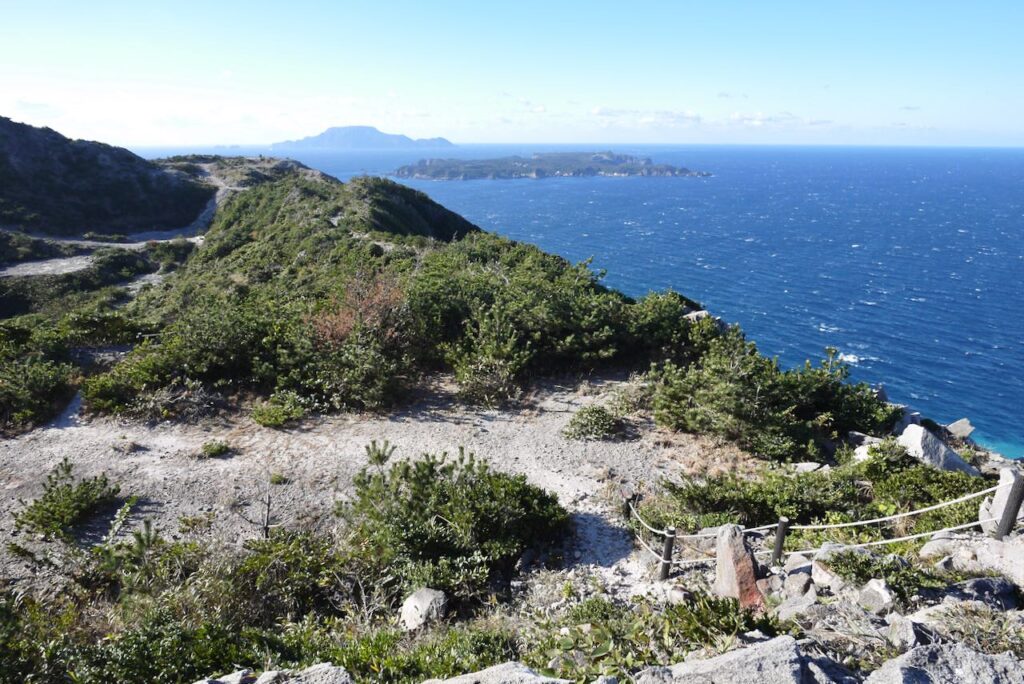 石山ハイキングコースから式根島と神津島を望む
