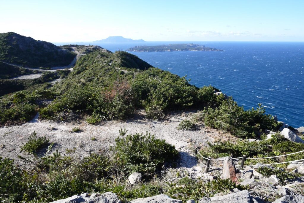 石山トレッキングコースから望む式根島と神津島