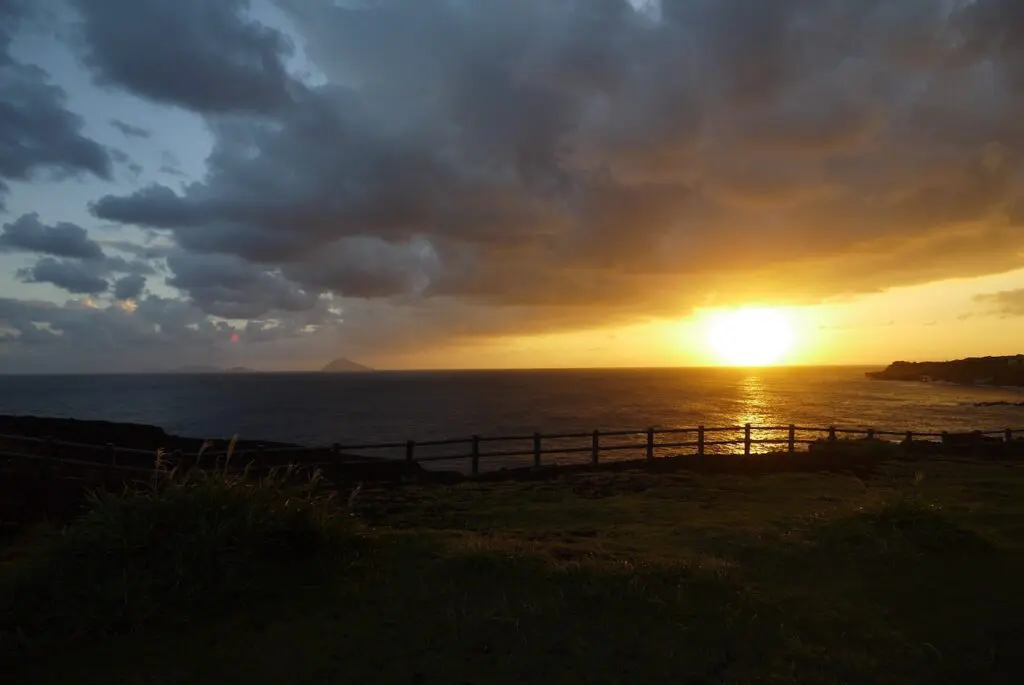 夕日と利島