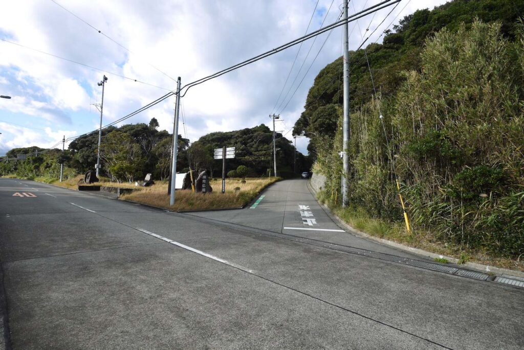 羽伏浦海岸からの前浜海岸に至る道