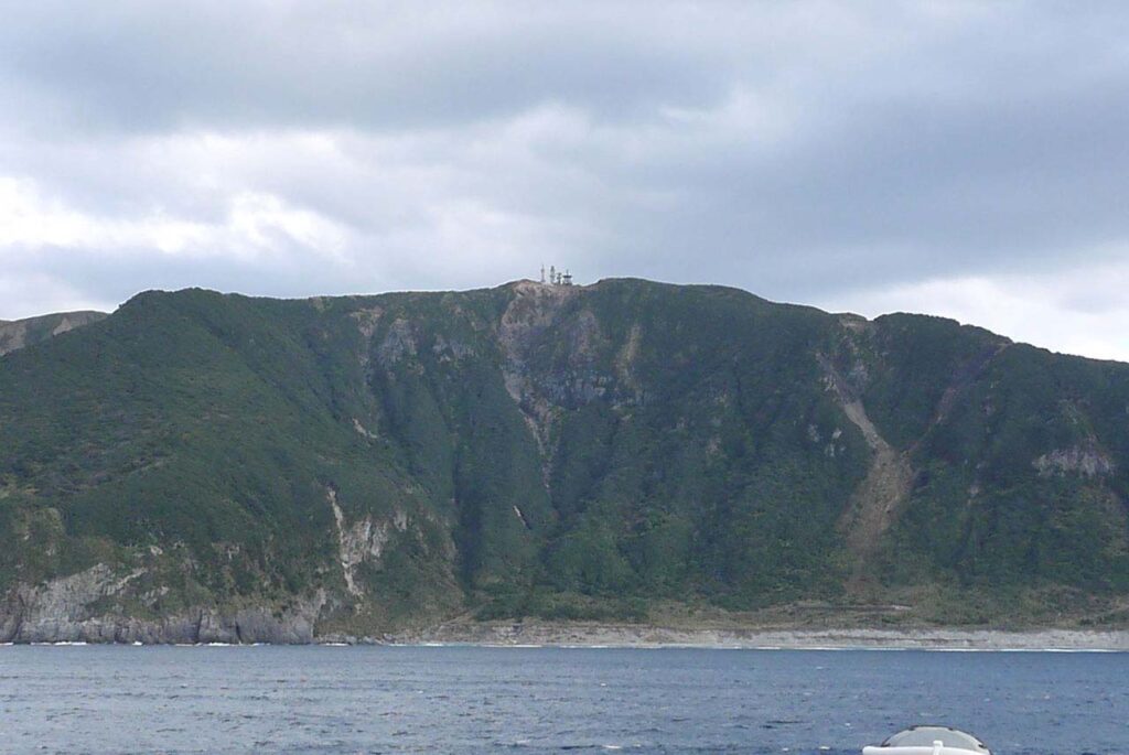 さるびあ丸から見た新島中継局