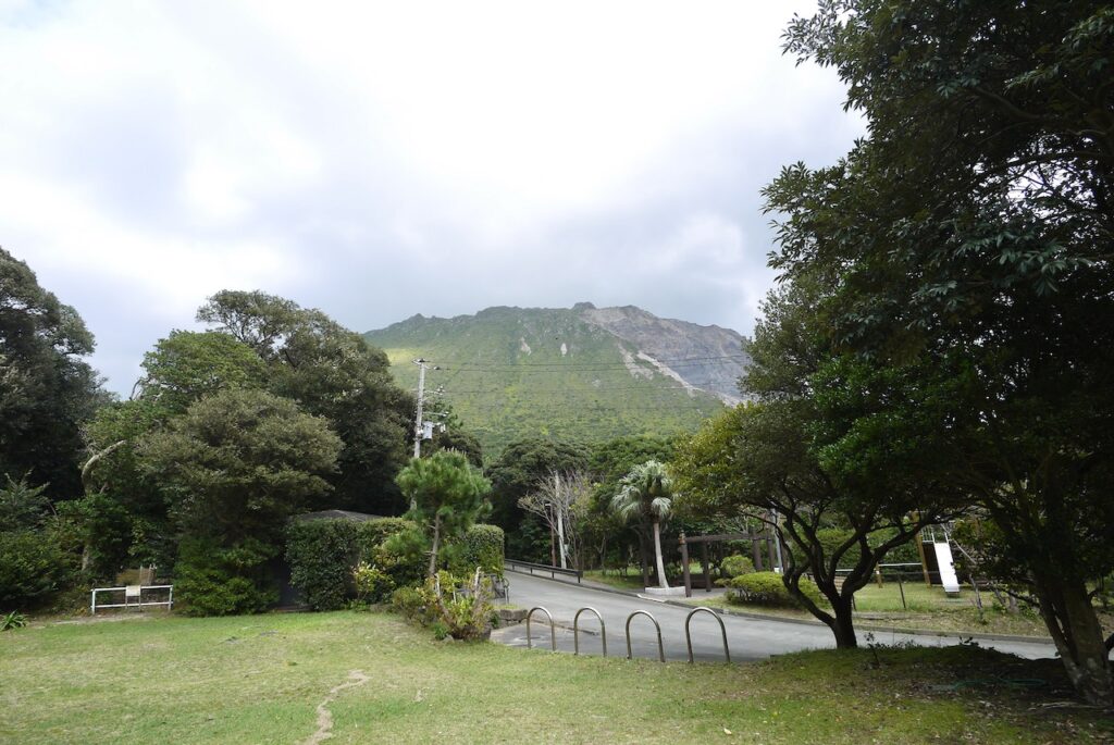 神津島・都立多幸湾公園ファミリーキャンプ場のフリーテントサイト上段